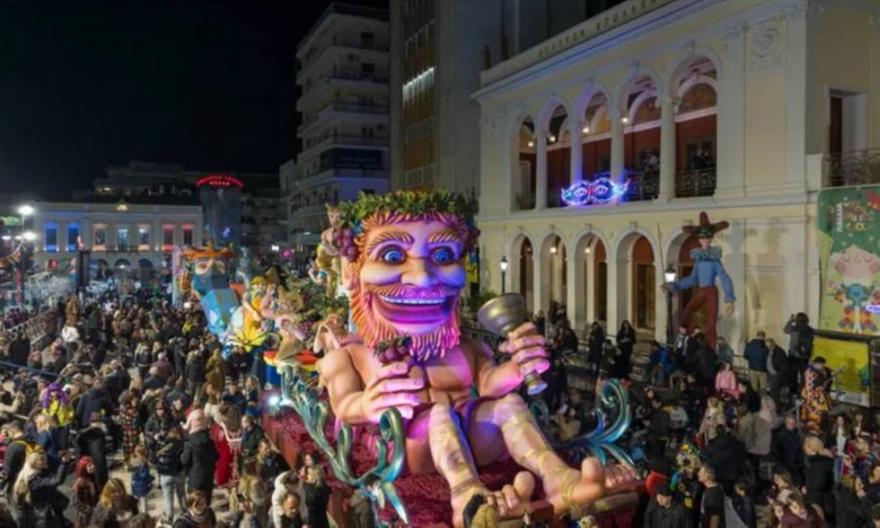 Σε καρναβαλικούς ρυθμούς η Πάτρα - Αυξημένη η κίνηση στα ΚΤΕΛ, «πλημμυρίζουν» οι δρόμοι από κόσμο