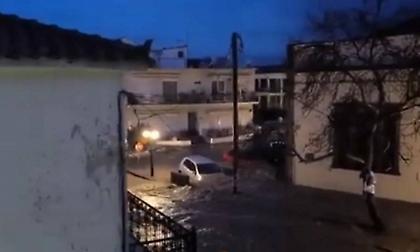 Σοβαρά προβλήματα στη Λήμνο λόγω κακοκαιρίας - Υπερχείλισε χείμαρρος και βούλιαξε ΙΧ - Μήνυμα του 112