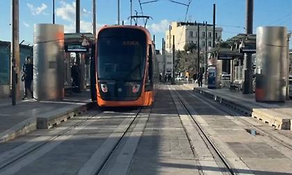 Το τραμ «έδεσε» στο λιμάνι του Πειραιά - Δίπλα στα πλοία η νέα στάση