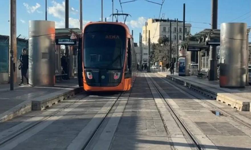 Το τραμ «έδεσε» στο λιμάνι του Πειραιά - Δίπλα στα πλοία η νέα στάση