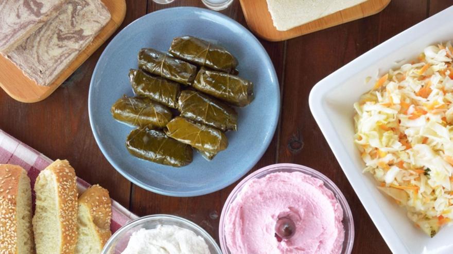 Πώς να οργανώσεις το σαρακοστιανό τραπέζι και 5 νηστίσιμα ντιπ που κάνουν τη διαφορά