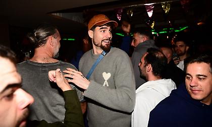 Όμορφη κίνηση απ’ τον Χουάντσο στο γλέντι του «τριφυλλιού» με φίλη του Παναθηναϊκού σε αναπηρικό αμαξίδιο