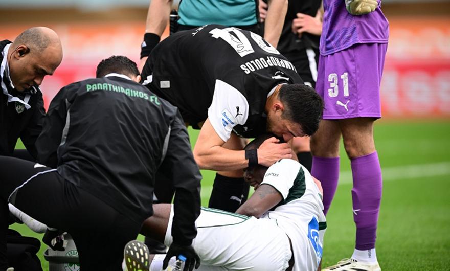 Ο Τετέι γλίτωσε τη ζημιά σε φάση που ο Λαμπρόπουλος παραδέχθηκε το φάουλ αλλά ο ρέφερι... δεν είδε κάτι