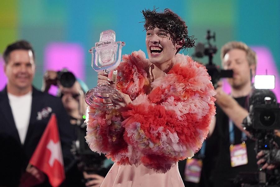Eurovision: Επέστρεψε το Nemo το τρόπαιο θρύψαλλα και τυλιγμένο σε χαρτί τουαλέτας;
