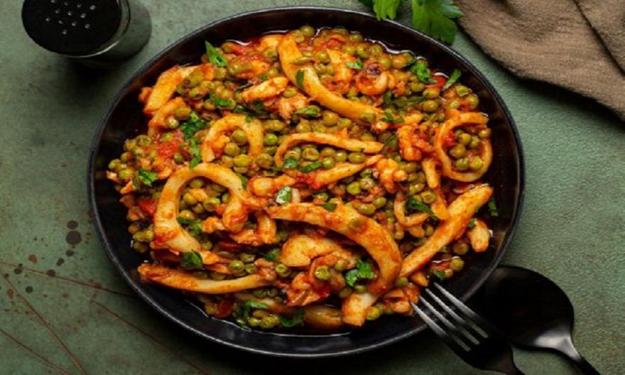 Σουπιές κρασάτες με αρακά