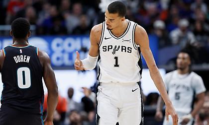 Απέδρασαν από το Ντιρόιτ με οδηγούς Γουεμπανιαμά και Βασέλ οι Σπερς