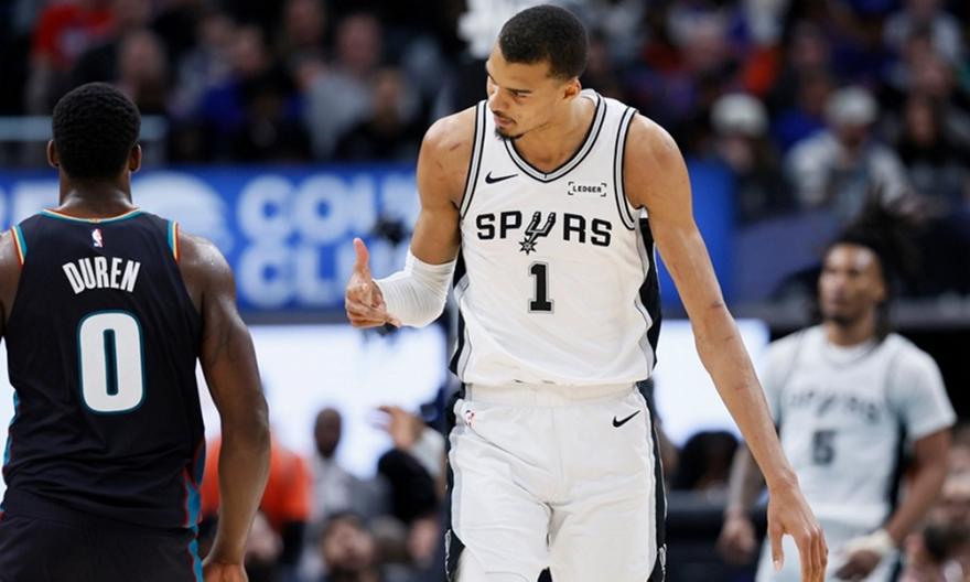 Απέδρασαν από το Ντιρόιτ με οδηγούς Γουεμπανιαμά και Βασέλ οι Σπερς