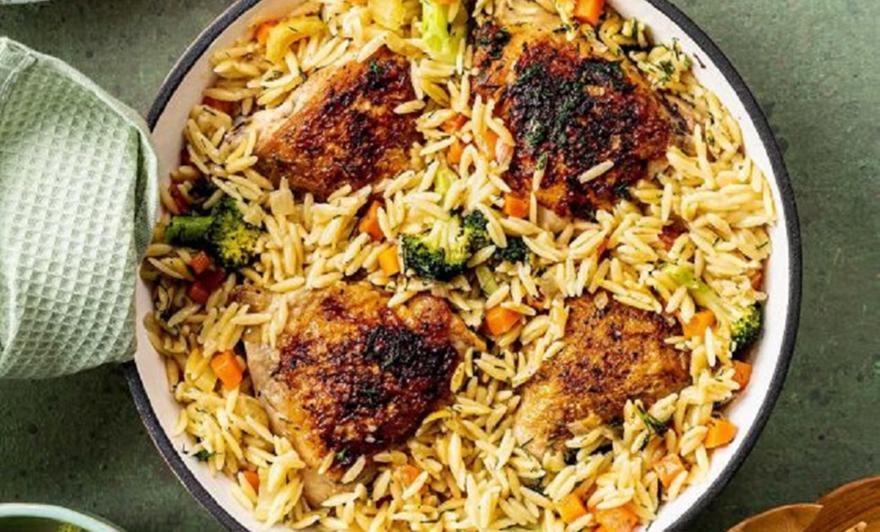 Κοτόπουλο με κριθαράκι, καρότο και μπρόκολο στο φούρνο