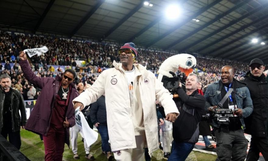 Αποθεώθηκε ο Σνούπι Ντογκ στην πρώτη του εμφάνιση στο γήπεδο ως συνιδιοκτήτης της Σουόνσι