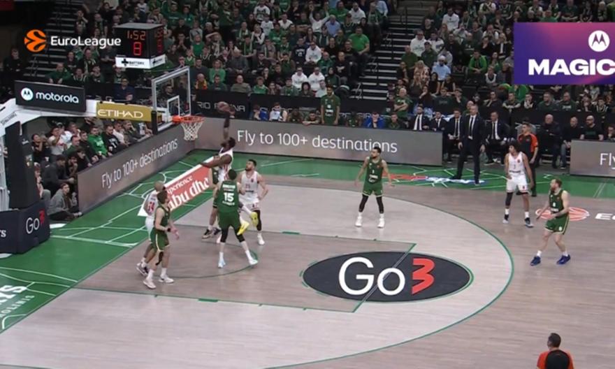 Μαγική no-look πάσα του Φουρνιέ πίσω από την πλάτη για το κάρφωμα του Χολ!