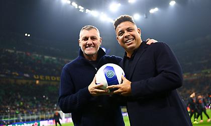 Με αυτούς το... γυρνούσε: Δέος στο «Μεάτσα» με Βιέρι και Ρονάλντο να τιμώνται από την Ίντερ πριν τον αποκλεισμό!