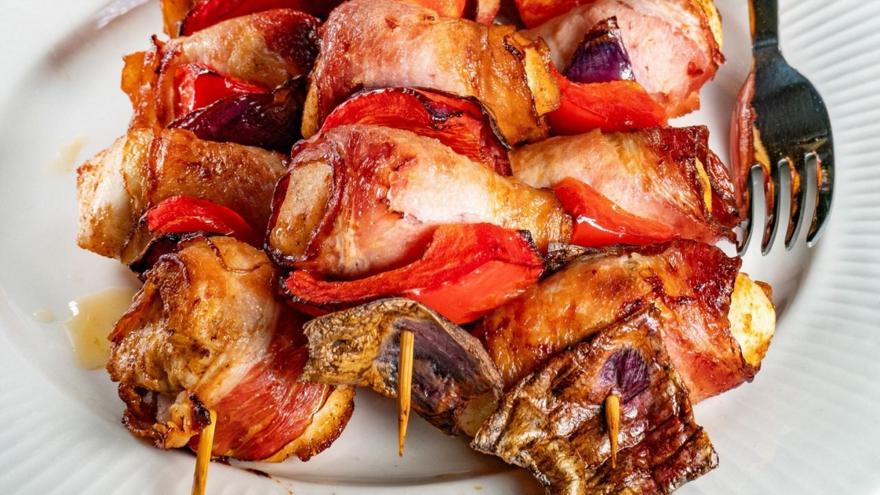 Σουβλάκια κοτομπέικον με πιπεριές