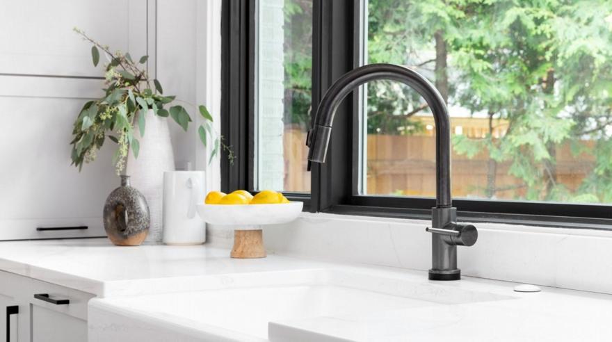 To απλό κόλπο με το λεμόνι για να γυαλίσει η βρύση της κουζίνας