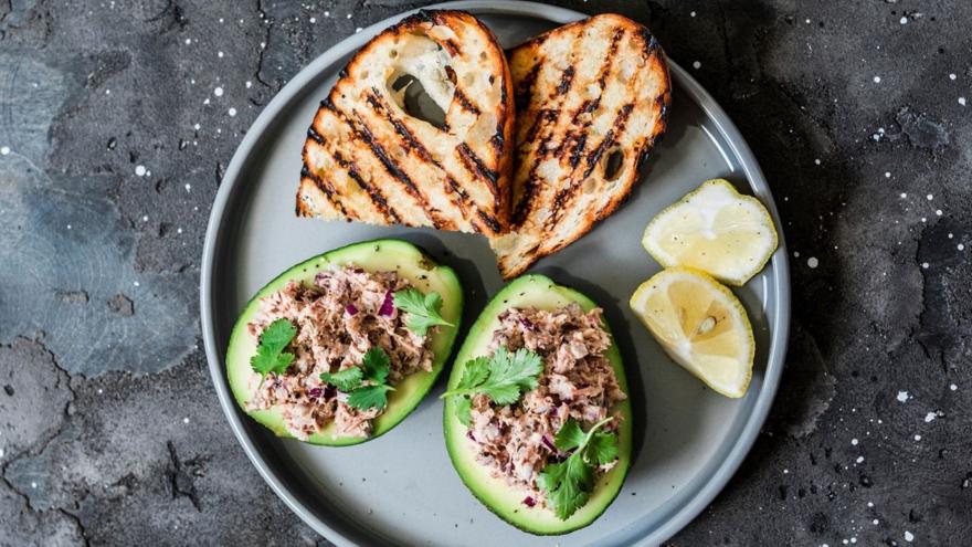 Αβοκάντο γεμιστό με τονοσαλάτα