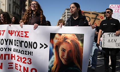 Πορεία για τα Τέμπη: Εγραψαν ξανά τα ονόματα των 57 θυμάτων στο Σύνταγμα