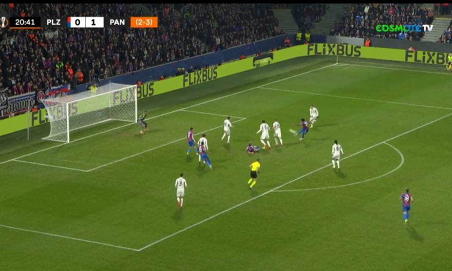 Μεγάλη στιγμή για τη Βικτόρια Πλζεν στο 21' με τον Λαβάλ