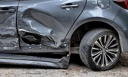 Πανικός στον Άλιμο: Μεθυσμένη οδηγός πήρε «σβάρνα» 11 αυτοκίνητα και απορούσε: «Σιγά, τι έκανα;»