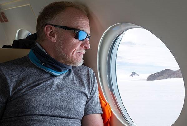 Ο άνθρωπος που ταξιδεύει προς τη μέση του πουθενά