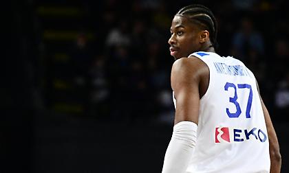 Σόου Αντετοκούνμπο κόντρα στο Μαυροβούνιο με δύο εντυπωσιακά καρφώματα!