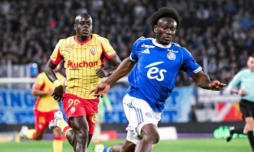 Νέα απώλεια για τη Λανς, κόλλησε στο Στρασβούργο και έχασε έδαφος