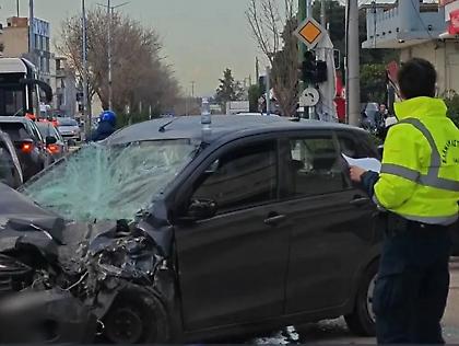 Τροχαίο στη Λ. Θηβών με 3 τραυματίες - Φορτηγό προσέκρουσε σε σταθμευμένα οχήματα