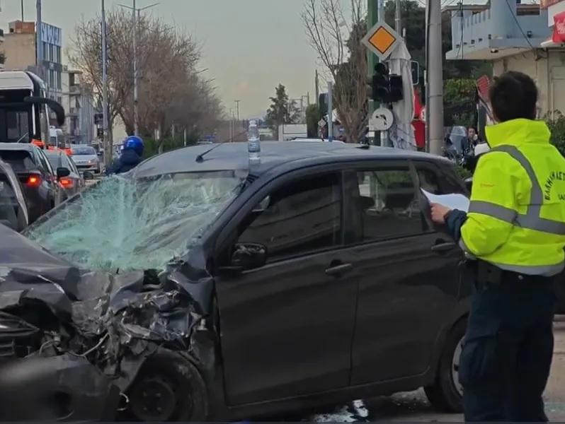 Τροχαίο στη Λ. Θηβών με 3 τραυματίες - Φορτηγό προσέκρουσε σε σταθμευμένα οχήματα