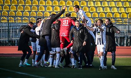 Το γκολ ανόδου του Κούστα και οι έξαλλοι πανηγυρισμοί των παικτών του Ηρακλή για τη μεγάλη επιστροφή!