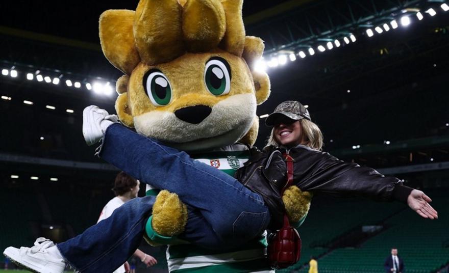 Η Σιντνεϊ Σουίνι ξέρει από μπάλα – Έδειξε τις ικανότητές της μετά το ματς της Σπόρτινγκ! Η Σιντνεϊ Σουίνι ξέρει από μπάλα – Έδειξε τις ικανότητές της μετά το ματς της Σπόρτινγκ!