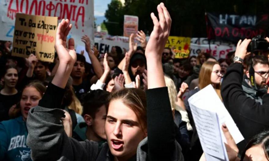 Τρία χρόνια από τα Τέμπη: Συλλαλητήρια μνήμης σε όλη τη χώρα για τα θύματα της τραγωδίας
