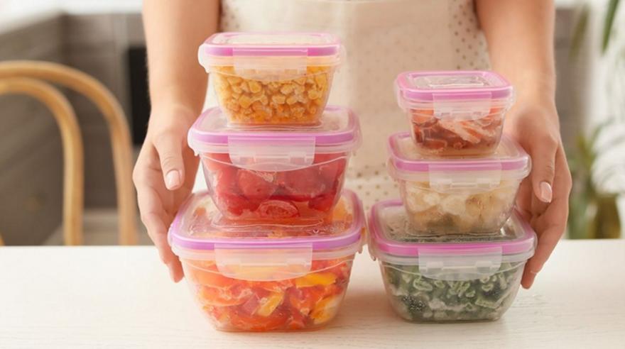 Κάθε πότε πρέπει να αλλάζεις σκεύη στην κουζίνα; Από το σφουγγάρι μέχρι τα πλαστικά δοχεία τροφίμων