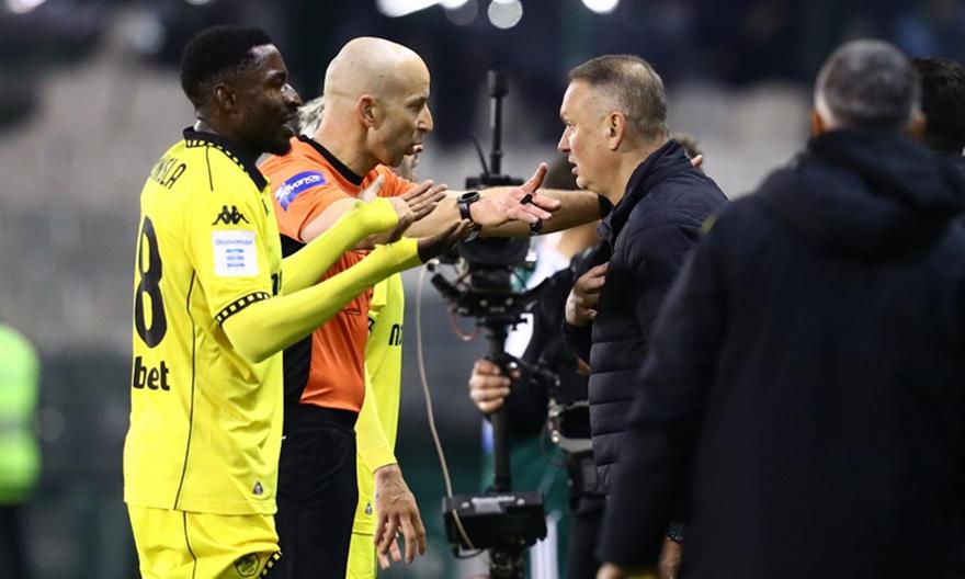 «Bράζουν» στον Άρη με διαιτησία και Λανουά: «Nα πάρει το πρώτο αεροπλάνο και να επιστρέψει στην πατρίδα του»