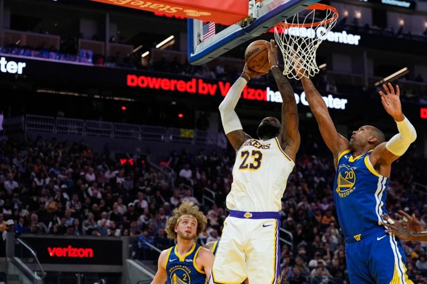 Ντόντσιτς και ΛεΜπρόν πάτησαν γκάζι, «σκόρπισαν» τους Γουόριορς οι Λέικερς