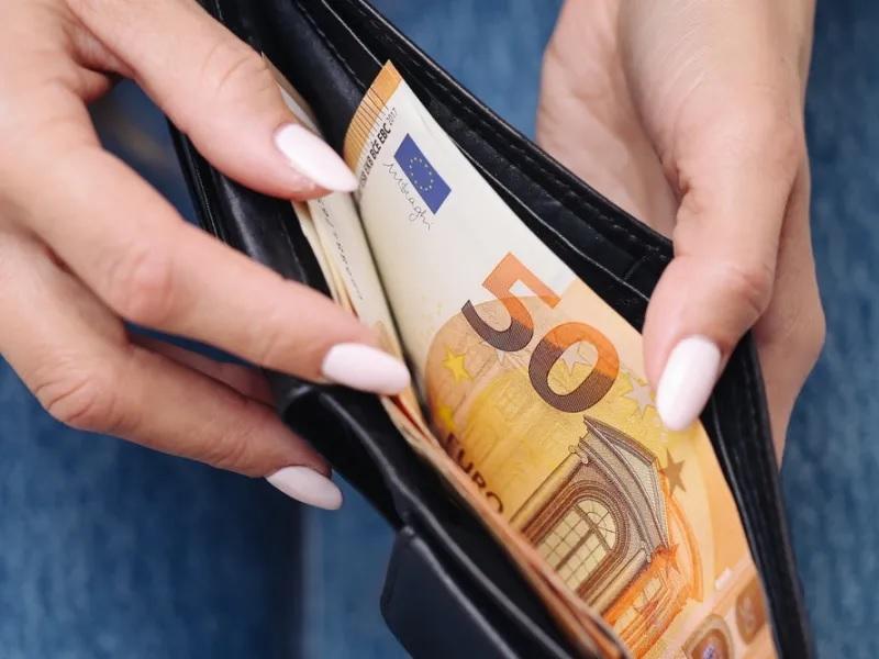 Κατώτατος μισθός: Έρχονται αυξήσεις και «ξεκλειδώνουν» επιδόματα και κλαδικές συμβάσεις