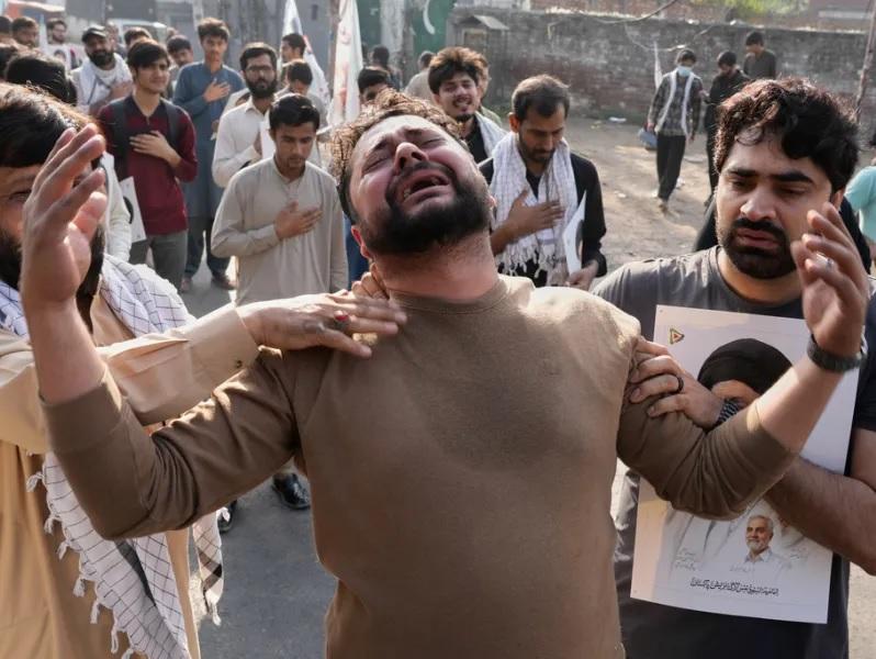 Θρήνος για τον θάνατο του Αγιατολάχ αλί Χαμενεΐ στο Ιράν