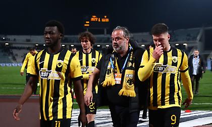 Η ιαχή «νάτοι οι πρωταθλητές» και όλη η ΑΕΚ μια αγκαλιά στο τέλος