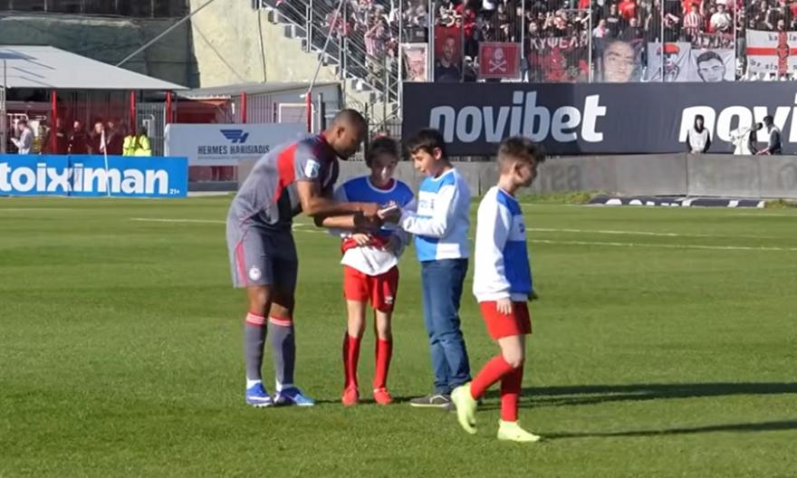 Η χαρά των παικτών για τον Ελ Κααμπί, τα αυτόγραφα στο χορτάρι και… το μπαλκόνι: Η παρακάμερα της νίκης του Ολυμπιακού