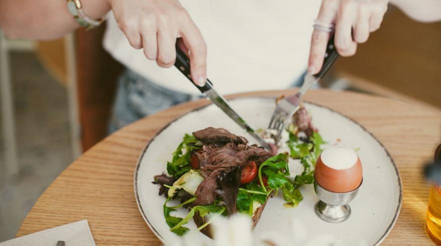 Θα μας τρελάνουν; Όσοι τρώνε περισσότερο κρέας ζούνε μέχρι τα 100, υποστηρίζει νέα μελέτη