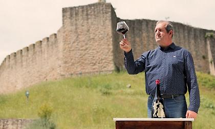 Στις ρίζες του Μεσενικόλα: Ο Γιώργος Καραμήτρος μιλά για το κρασί ως μνήμη, αλλά και για το μέλλον