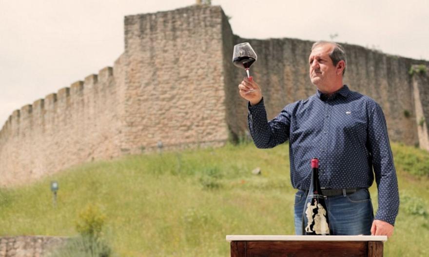 Στις ρίζες του Μεσενικόλα: Ο Γιώργος Καραμήτρος μιλά για το κρασί ως μνήμη, αλλά και για το μέλλον