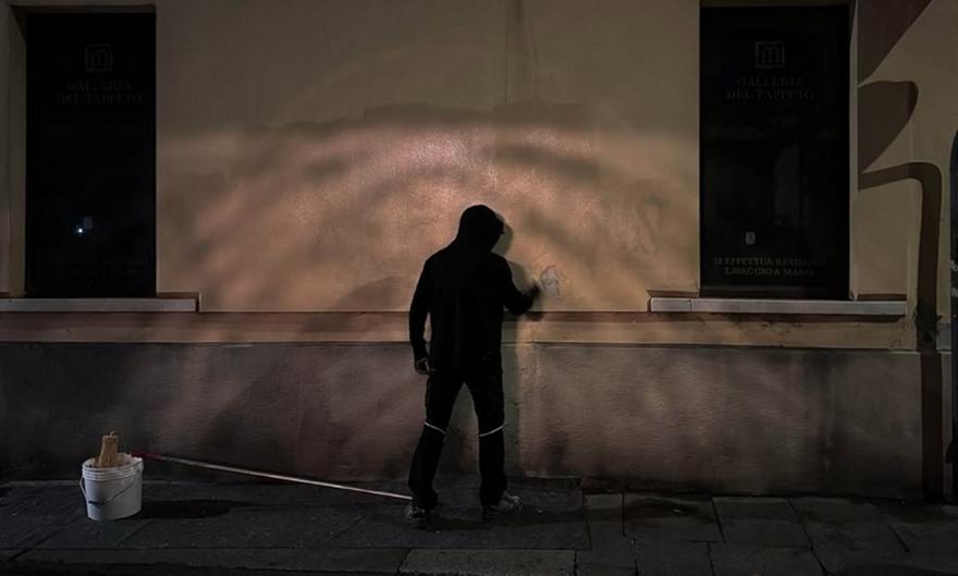 Ghost Pitur: Ποιος είναι ο «φαντομάς» που τη νύχτα σβήνει τα γκράφιτι από τους τοίχους