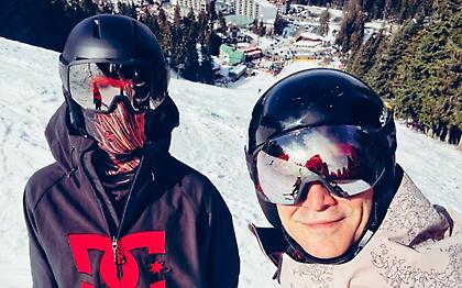 Σάκης Ρουβάς: Σκι με υπόκρουση τραγούδι του. Πού βρίσκεται με την οικογένειά του;