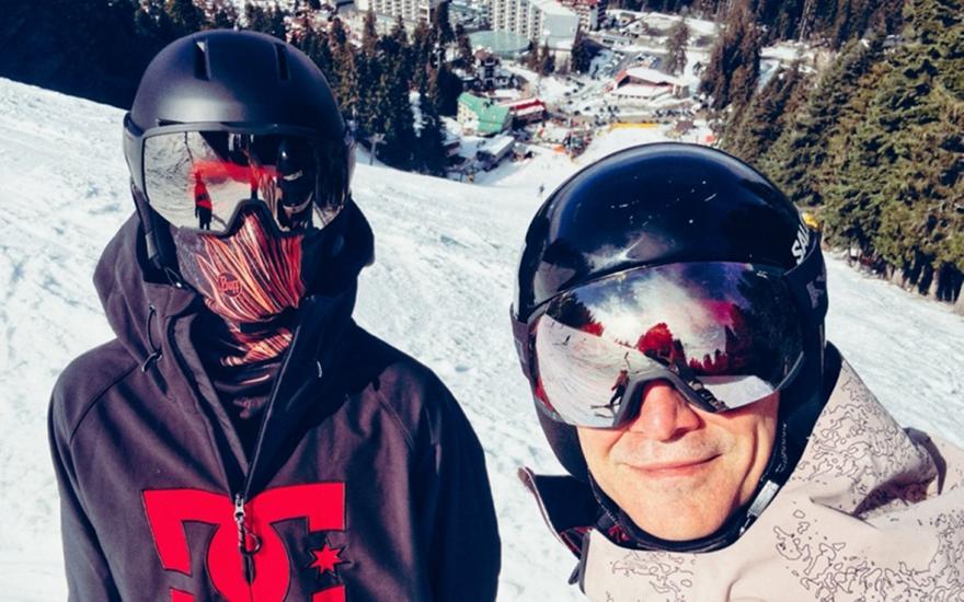 Σάκης Ρουβάς: Σκι με υπόκρουση τραγούδι του. Πού βρίσκεται με την οικογένειά του;