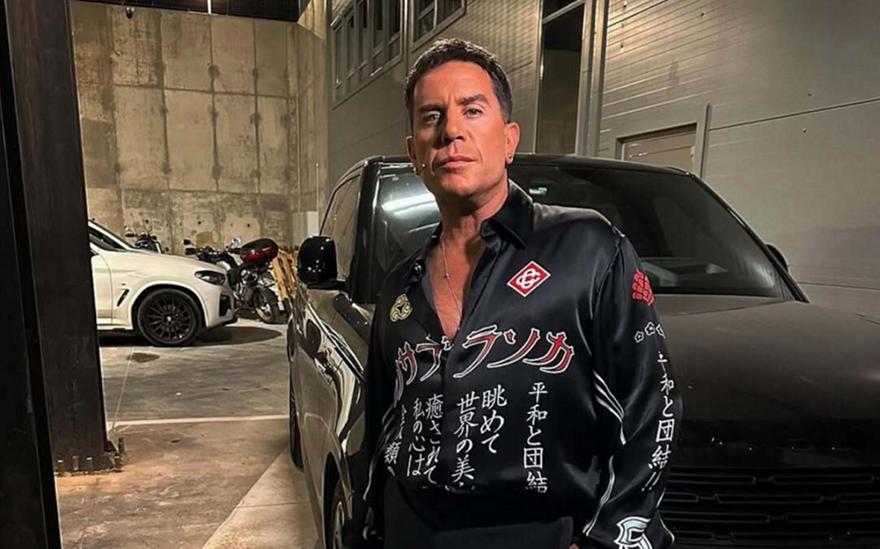 Γιώργος Μαζωνάκης: Έβαψε τα μαλλιά του κατακόκκινα και όλοι μιλούν για τη νέα του εικόνα