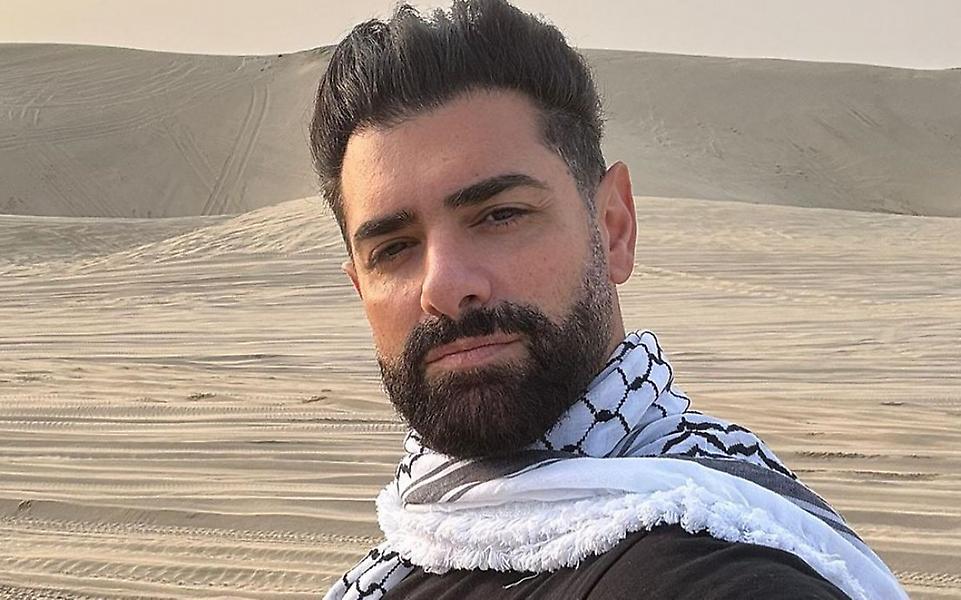 Σαρμπέλ: Βολτάρει χαλαρός στην παραλία της Doha ευχαριστώντας την αεράμυνα του Κατάρ