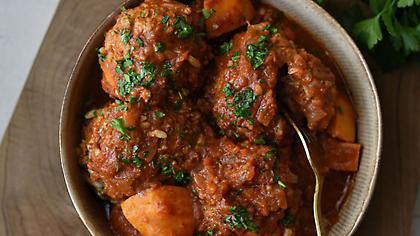 Γιουβαρλάκια κοκκινιστά με γλυκοπατάτα