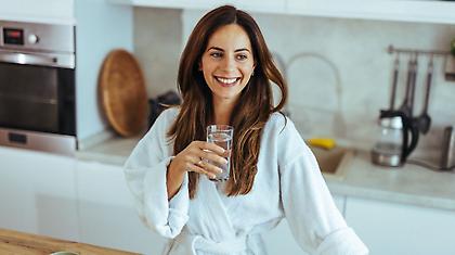 Γιατί πρέπει να πίνεις ένα ποτήρι νερό μόλις ξυπνάς το πρωί