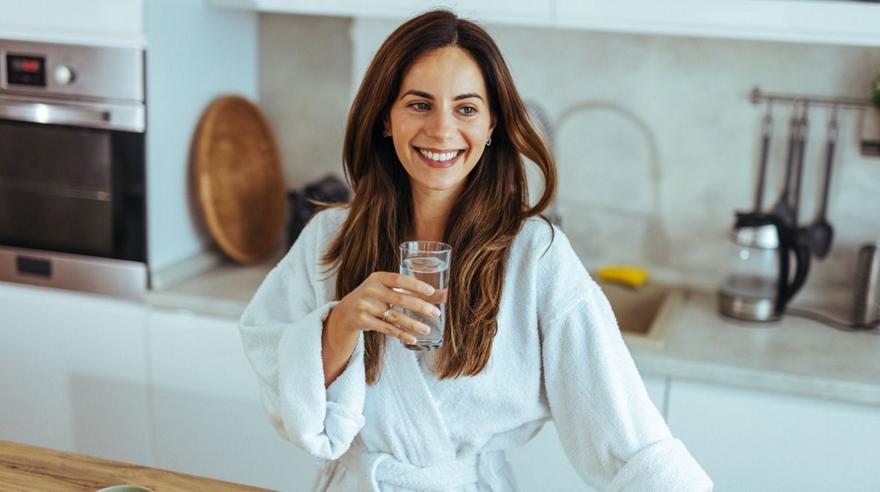 Γιατί πρέπει να πίνεις ένα ποτήρι νερό μόλις ξυπνάς το πρωί