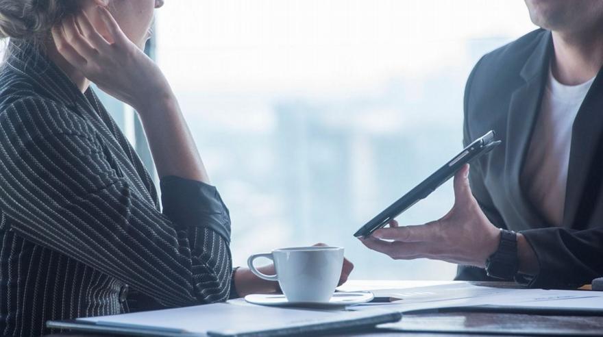 Εσύ ήξερες για το τεστ του καφέ στις συνεντεύξεις για δουλειά; Πώς γίνεται και ποια «παγίδα» κρύβει