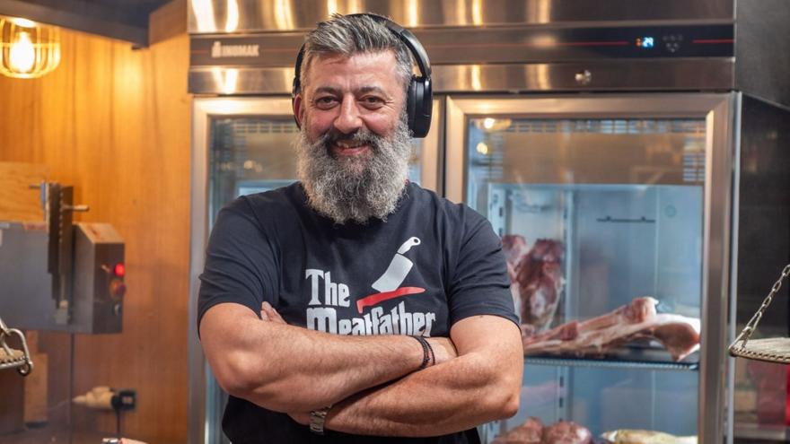 Agrios: Στη νέα χασαποταβέρνα στα Ιλίσια ο Γιάννης Κουστένης ψήνει κρέας μετά μουσικής