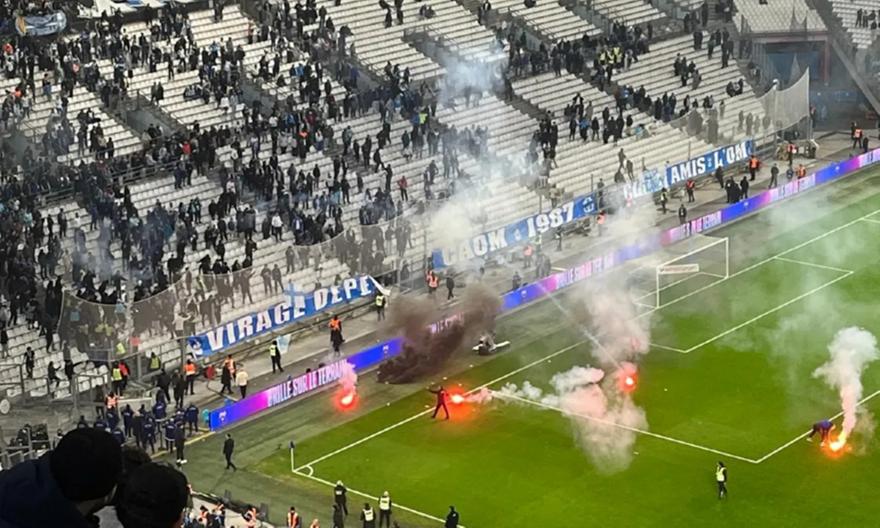 Έξαλλοι οι οπαδοί της Μαρσέιγ: Πέταξαν καπνογόνα στον αγωνιστικό χώρο μετά από τον αποκλεισμό στο Κύπελλο